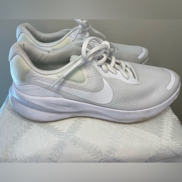 Women's Nike Revolution 7 White Running Shoes Size 8.5 - Picture 2 of 9